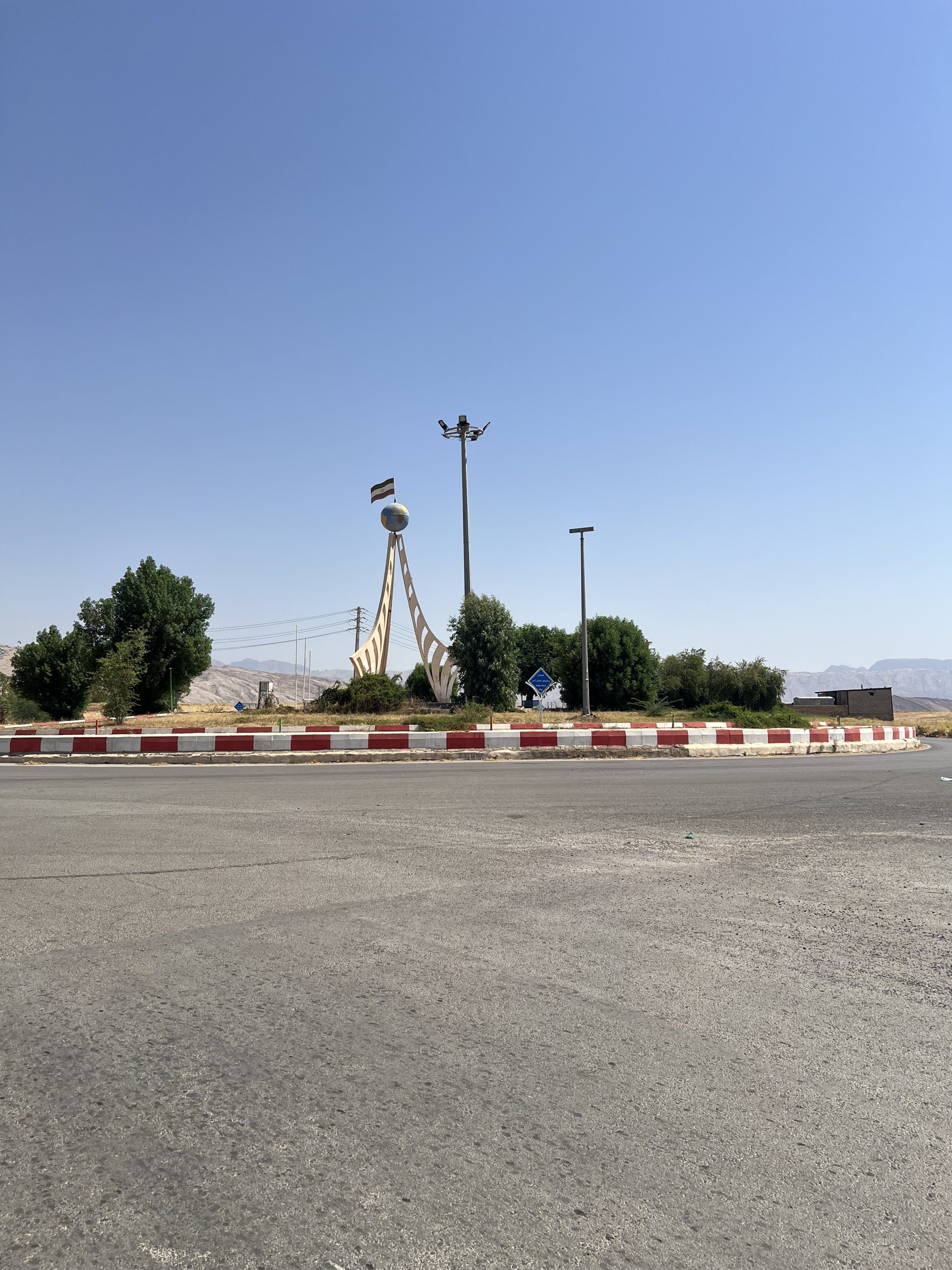 عملیات نوسازی، رنگ‌آمیزی و فضای سبز «میدان دکتر آذر» با هدف ارتقای نشاط و سیمای بصری شهر مورموری