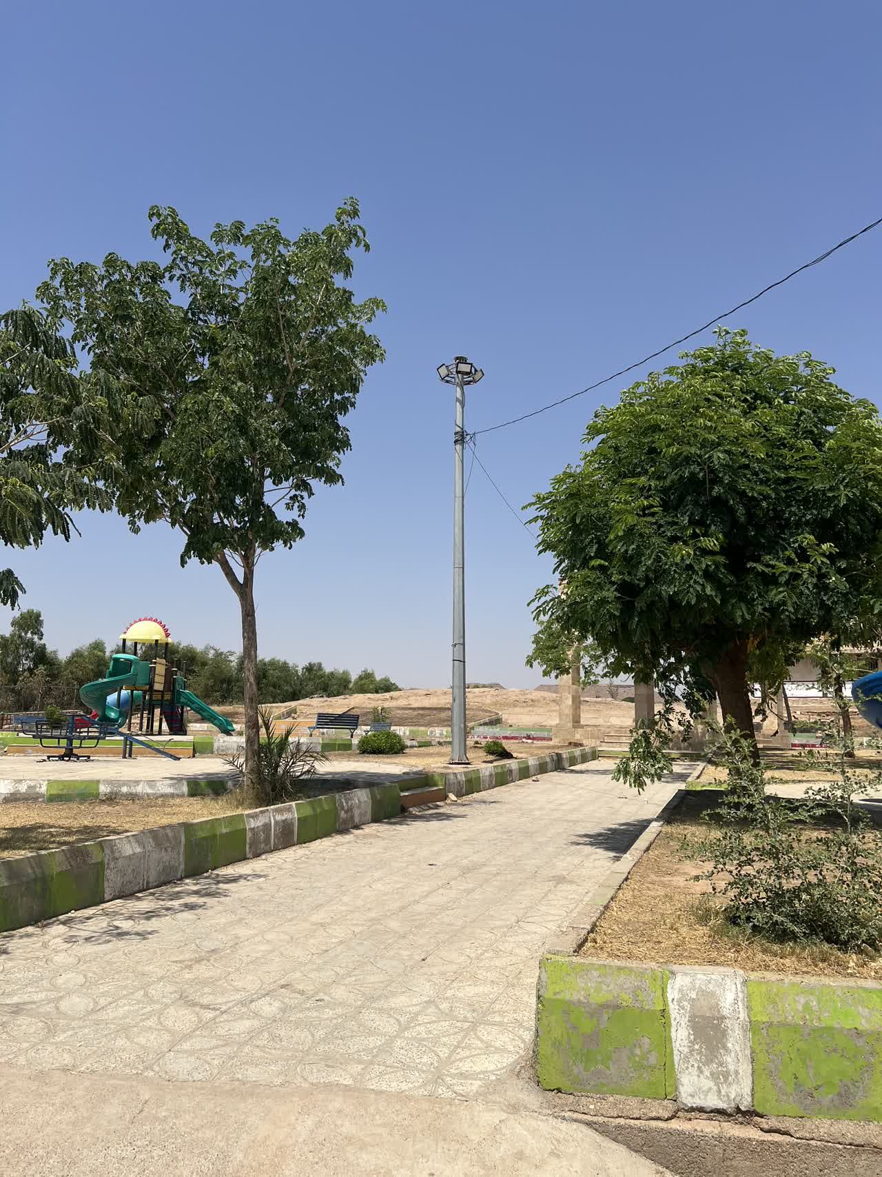 درخشش پارک فدک؛ عملیات نصب برج نوری جهت ارتقای ضریب ایمنی و روشنایی فضای سبز